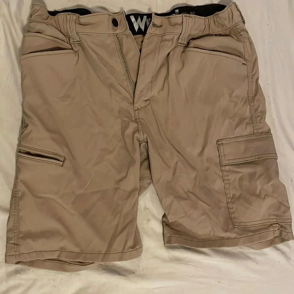 Wrangler cargo shorts. - Picture 1 of 3